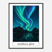 Northern Glow Poster im schwarzen Metallrahmen – faszinierendes Polarlicht über nordischen Bergen, elegantes Aurora Borealis Wandbild in kräftigen Blau- und Grüntönen von Defa Designs.