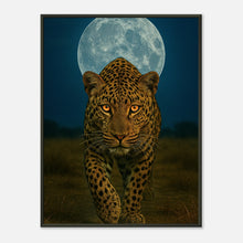 Wild Nights – The Leopard Poster – majestätischer Leopard unter Vollmond im schwarzen Metallrahmen. Nachtmotiv voller Stärke und Eleganz.