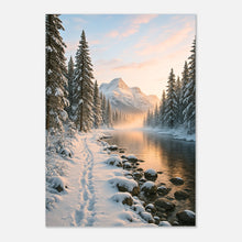 „Winterlandschaft Poster mit verschneiten Bäumen, Bergpanorama und Sonnenaufgang über einem ruhigen Fluss“