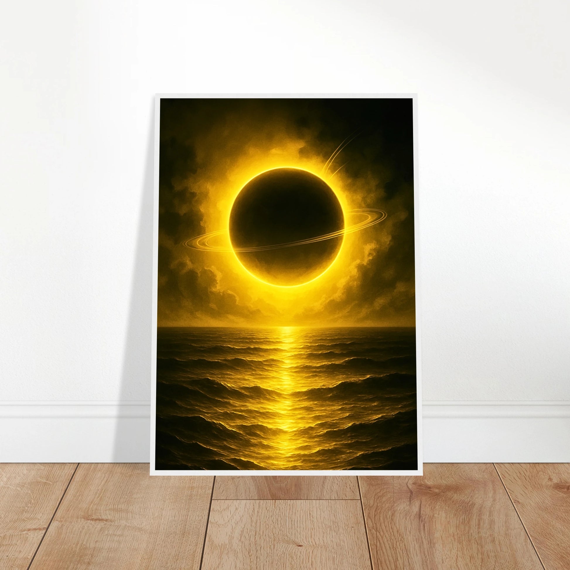 Golden Sea Poster an die Wand gelehnt – goldene Sonnenfinsternis über dem Meer, hochwertiger Kunstdruck mit starker Lichtwirkung, ideal für Wohnzimmer oder Büro.