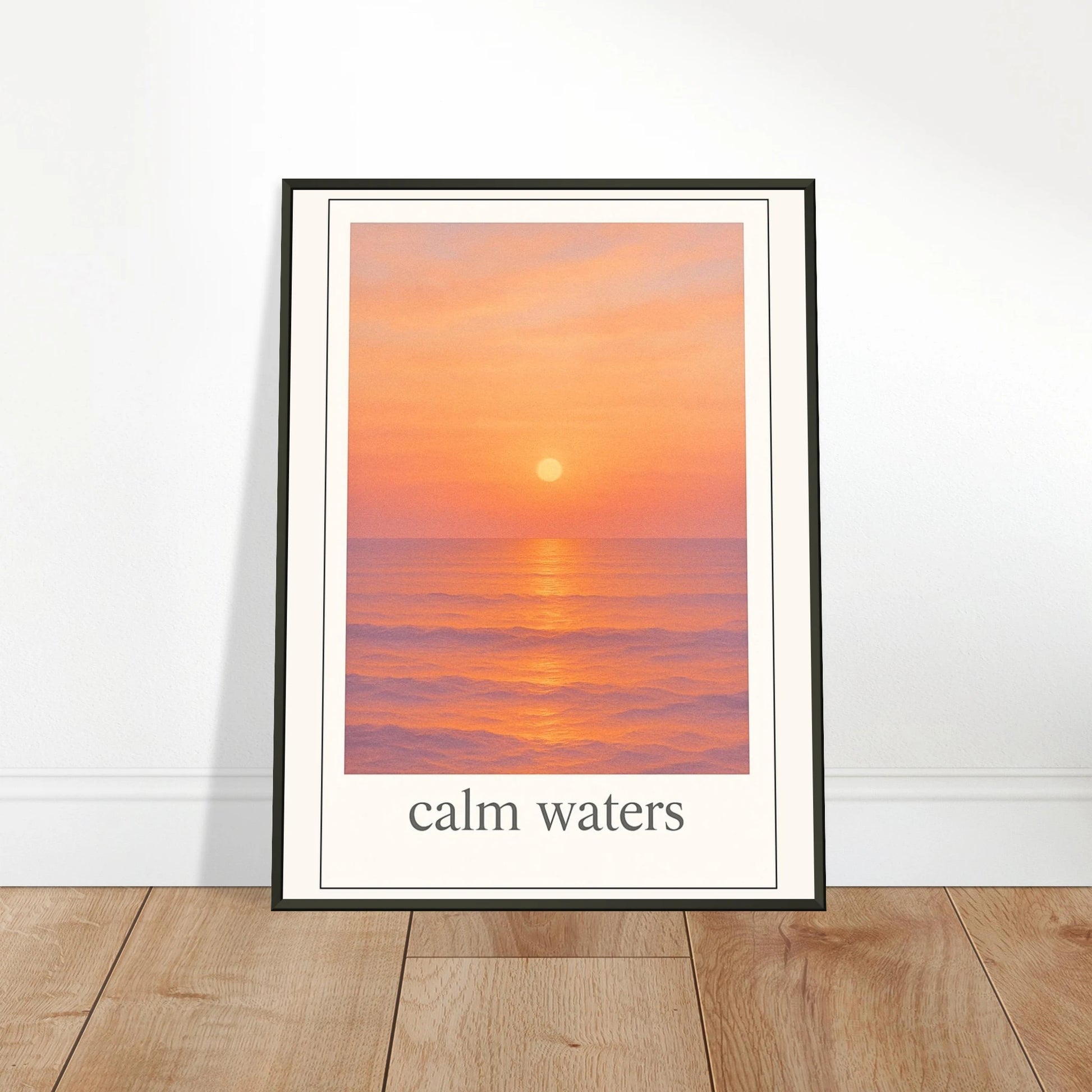 Calm Waters Poster an die Wand gelehnt – beruhigendes Sonnenuntergangs-Motiv über dem Meer im schwarzen Metallrahmen, ideal für Wohn- oder Schlafzimmer.