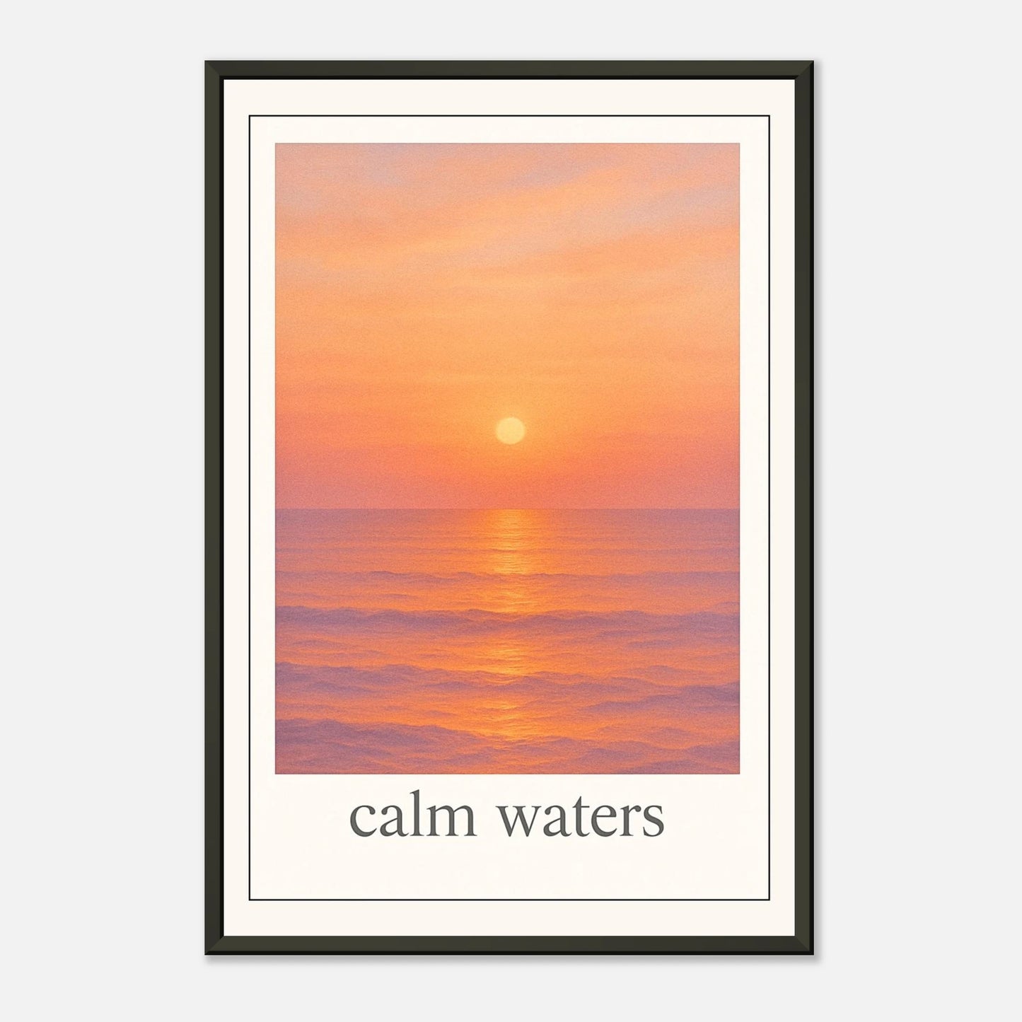 Calm Waters Poster mit sanftem Lichtreflex im schwarzen Metallrahmen – goldener Himmel über dem ruhigen Meer für eine harmonische Raumatmosphäre.