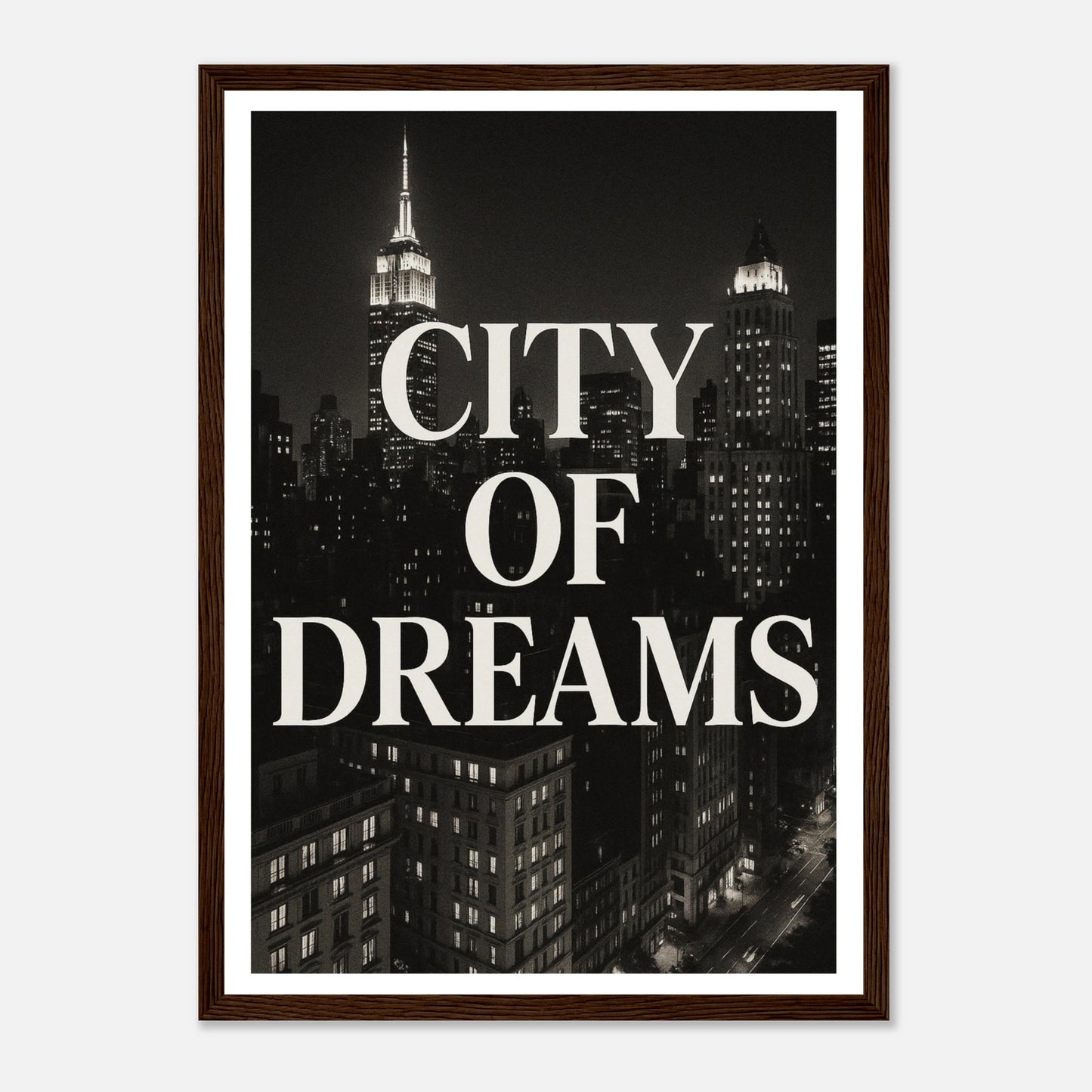 City of Dreams Poster im dunkelbraunen Holzrahmen – ikonische New York Skyline in Schwarz-Weiß. Stilvolle Wandkunst mit urbaner Atmosphäre von Defa Designs.
