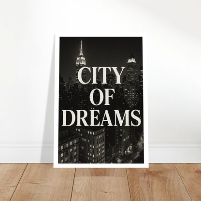 City of Dreams Poster – stilvolles NYC Wandbild in Schwarz Weiß über Sofa im Wohnzimmer
