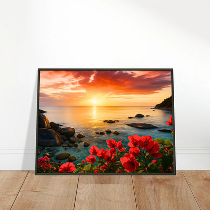 Coastal Glow Poster an die Wand gelehnt – romantischer Sonnenuntergang mit tropischen Blüten, bringt Ruhe und Harmonie in den Raum.