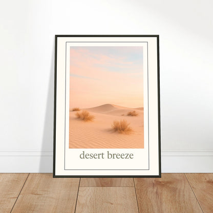 Desert Breeze Poster an die Wand gelehnt – natürliche Präsentation des minimalistischen Wüstenmotivs, elegantes Kunstposter mit Metallrahmen.