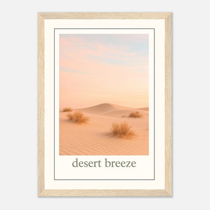 Desert Breeze Poster im hellbraunen Holzrahmen – minimalistisches Wüsten Wandbild mit Sanddünen und Pastellhimmel