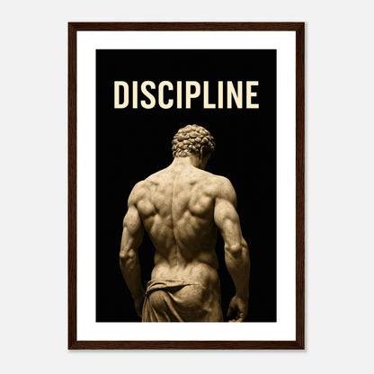 Discipline – Sculpted by Will Poster im dunkelbraunen Holzrahmen – klassisches Kunstwerk mit Bodybuilder Motiv. Ideal für Fitnessräume, Studios und mentale Motivation – exklusiv von Defa Designs.