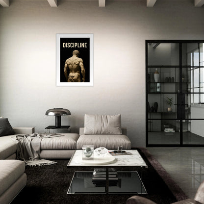 Discipline – Sculpted by Will Poster im dunklen Wohnzimmer – kontrastreiches Motivationsbild mit Bodybuilder. Starke Atmosphäre für Fitness, Fokus und mentale Kraft – von Defa Designs.