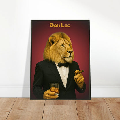 Don Leo Poster an die Wand gelehnt – starkes Symbol für Macht und Stil, Löwe im Smoking vor rotem Hintergrund.