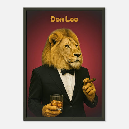 Don Leo Poster in Schrägansicht – Lichtreflexe auf dem roten Hintergrund betonen den eleganten Look des Löwen im Smoking.