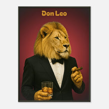 Don Leo Poster – Löwe im Smoking mit Zigarre und Whiskyglas vor rotem Hintergrund im schwarzen Metallrahmen. Luxuriöse Tierkunst von Defa Designs.