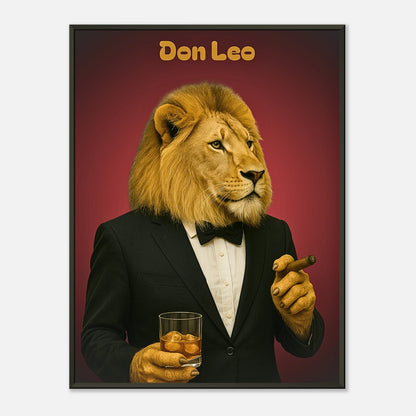 Don Leo Poster – Löwe im Smoking mit Zigarre und Whiskyglas vor rotem Hintergrund im schwarzen Metallrahmen. Luxuriöse Tierkunst von Defa Designs.