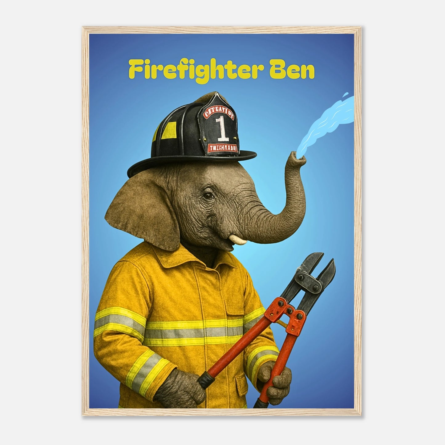Firefighter Ben Poster mit hellbraunem Holzrahmen – niedlicher Elefant als Feuerwehrmann, kreative Wandkunst für Kinder.