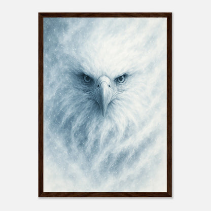 Frost Eagle Poster mit dunkelbraunem Holzrahmen – stilvolles Tierportrait eines weißen Adlers im Schnee.