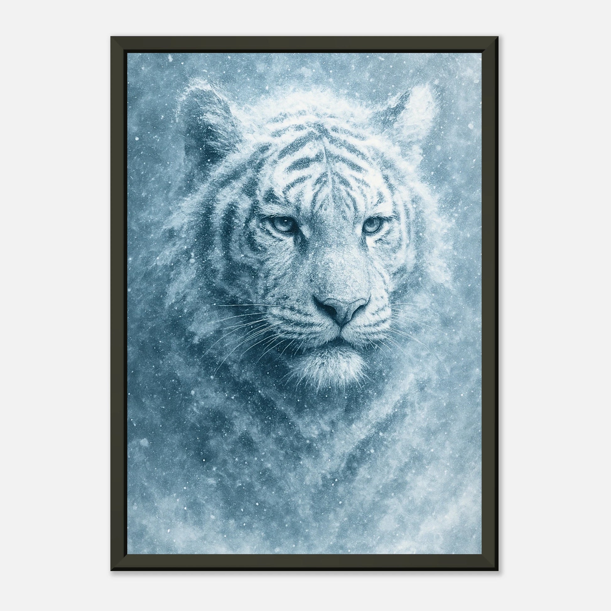 Schrägansicht des Frozen Strength Posters – elegante Lichtreflexe auf Glas und Metallrahmen, stilvolle Tierkunst mit kühler Atmosphäre.