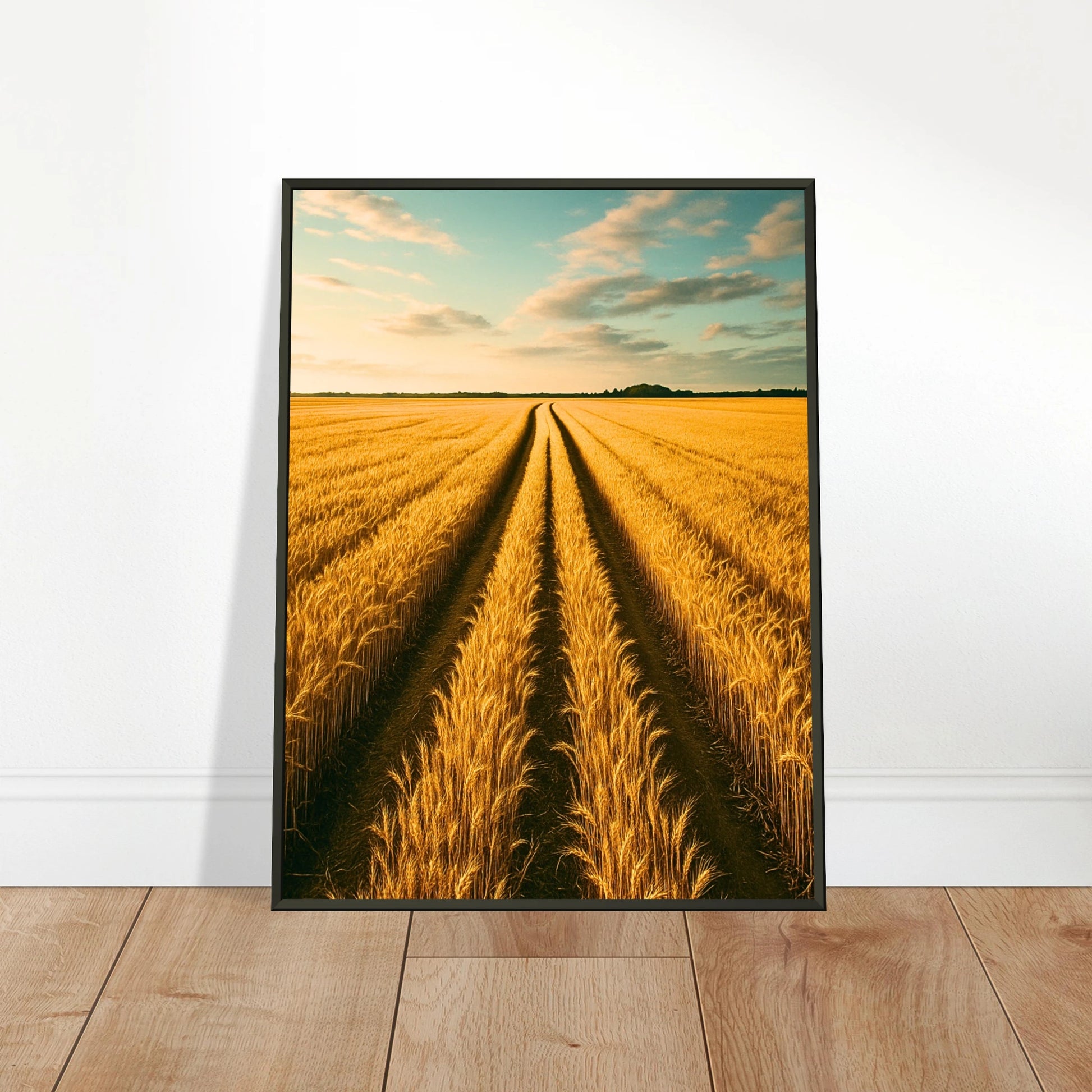 Golden Horizon Poster an die Wand gelehnt – modernes Landschaftsposter mit goldenem Weizenfeld im schwarzen Metallrahmen, perfekt für Wohnräume.