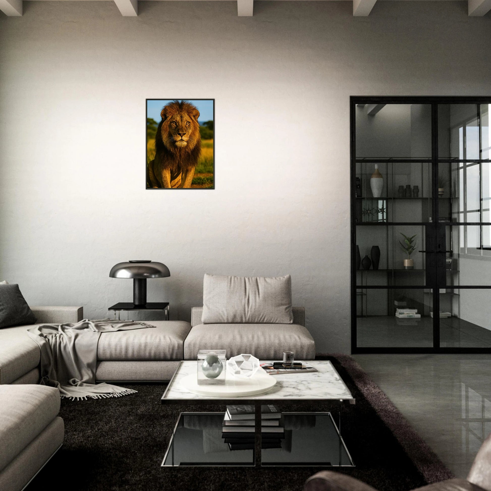 Golden Majesty – The Lion Poster im modernen dunklen Wohnzimmer – luxuriöses Löwenmotiv mit goldener Atmosphäre im schwarzen Metallrahmen.