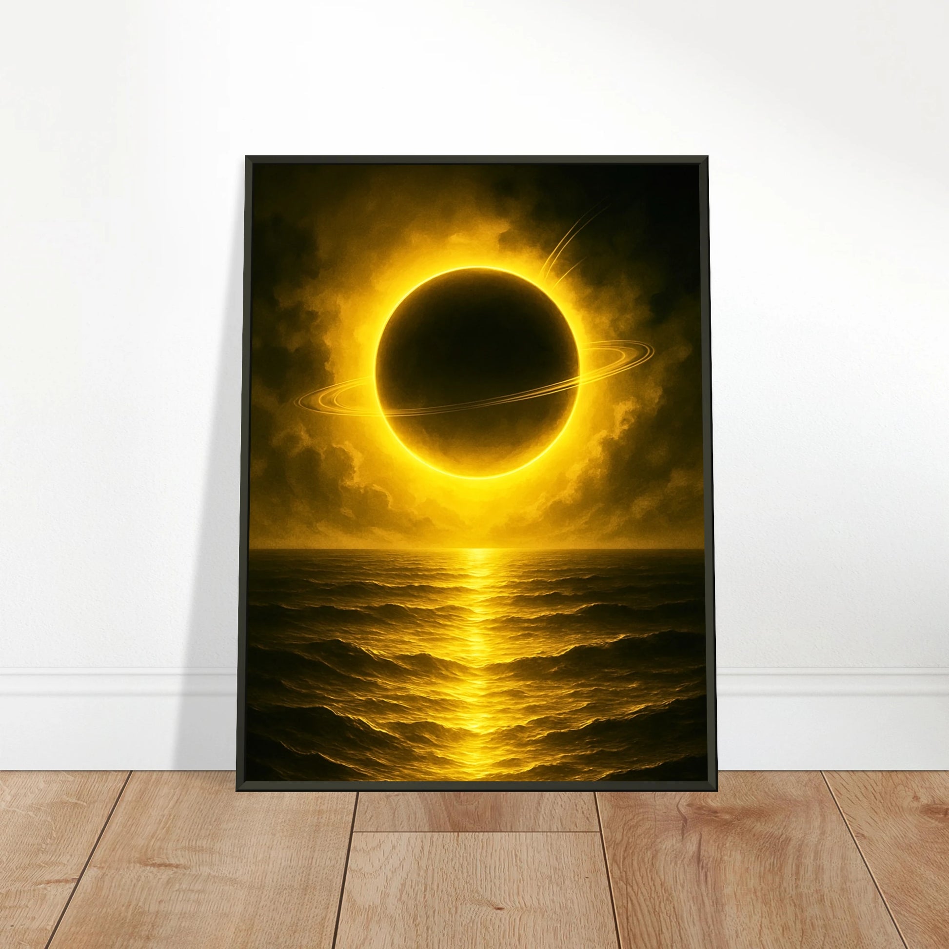 Golden Sea Wandbild in hellem modernen Wohnraum, kosmische Meereslandschaft im schwarzen Metallrahmen