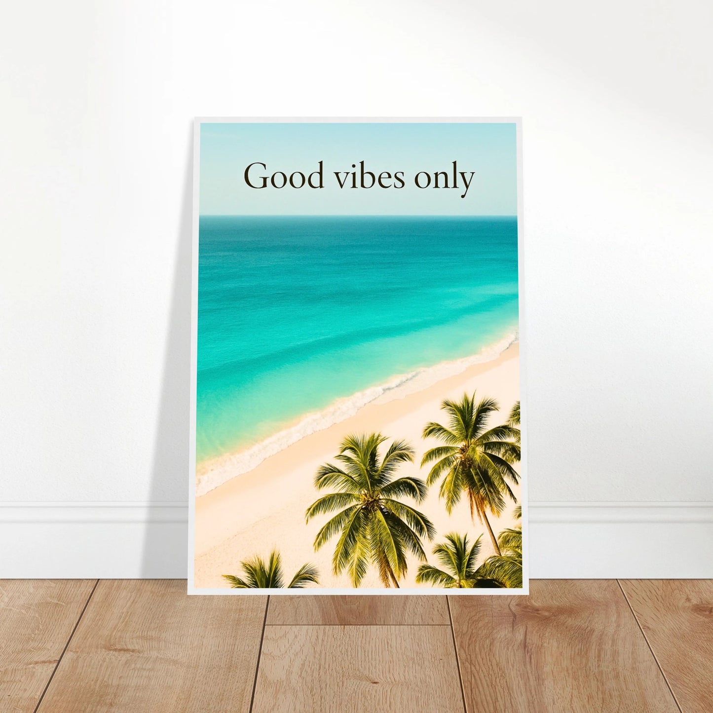 Good vibes only Poster ohne Rahmen – tropisches Strandbild mit Palmen und Meer, angelehnt an die Wand