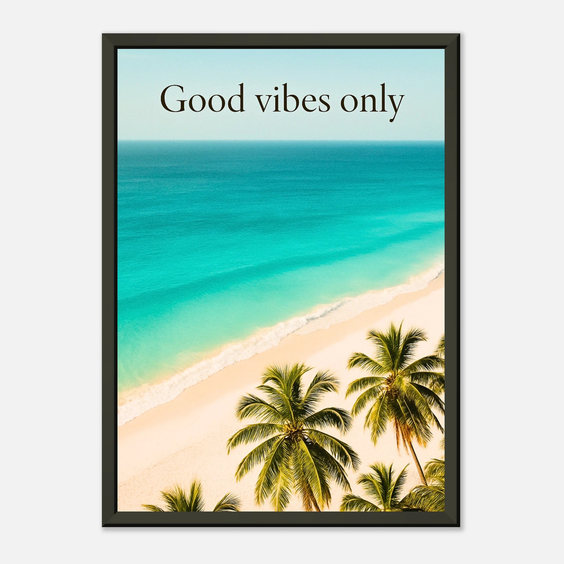 Detailansicht des Good Vibes Only Posters – türkisblaues Meer, goldener Sand und Palmenblätter im Sonnenlicht, inspiriert vom tropischen Lifestyle.