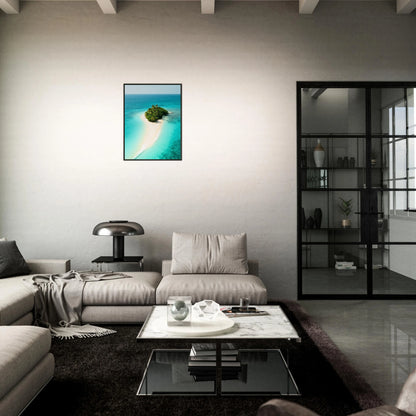 Island Escape Poster im modernen Wohnzimmer – kontrastreiches Inselmotiv mit intensiven Blautönen, verleiht Tiefe und Leichtigkeit.