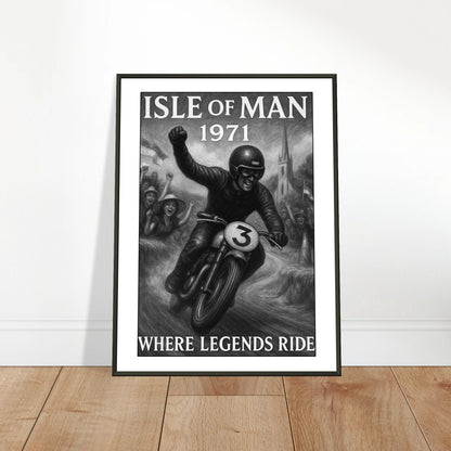 „Isle of Man 1971 – Born to Ride“ Poster an die Wand gelehnt – stilvolle Vintage-Kunst für Motorsport-Fans | DEFA Designs