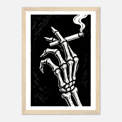 Last Smoke Poster im hellbraunen Holzrahmen – rauchende Skelett-Hand als künstlerisches Motiv in Schwarz-Weiß, ästhetisches Wandbild für Wohnzimmer, Büro oder Atelier – von Defa Designs.