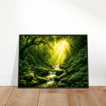 Light in the Jungle Poster an die Wand gelehnt – Dschungel-Motiv mit Sonnenstrahlen, wirkt lebendig und harmonisch, perfekt für natürliche Raumgestaltung.