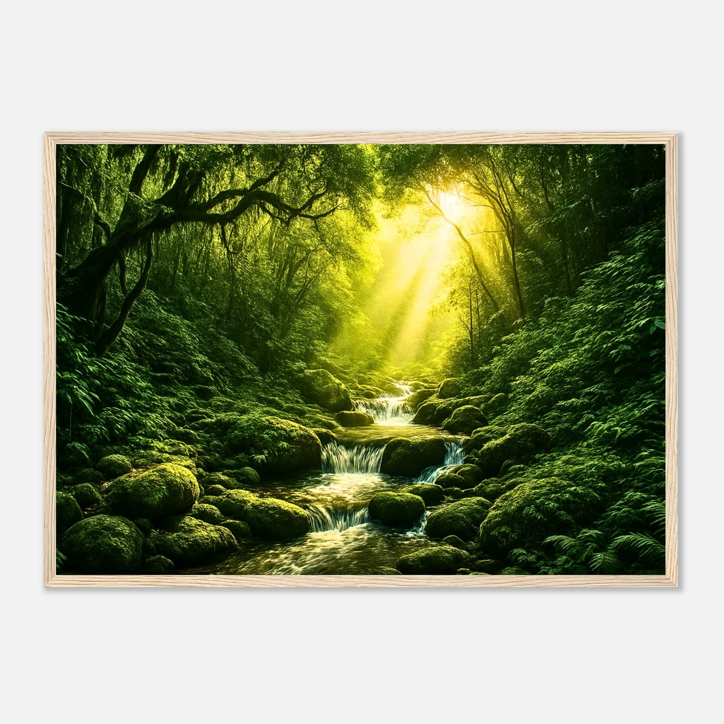 Poster „Light in the Jungle“ mit Sonnenstrahlen im Dschungel – Natur Wandbild im hellen Holzrahmen