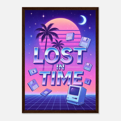 Lost in Time Poster im dunkelbraunen Holzrahmen – Neon-Retro Kunstwerk mit Palmen, Disketten und digitaler Sonne. Perfekt für Fans von Synthwave und 80s Vibes von Defa Designs.