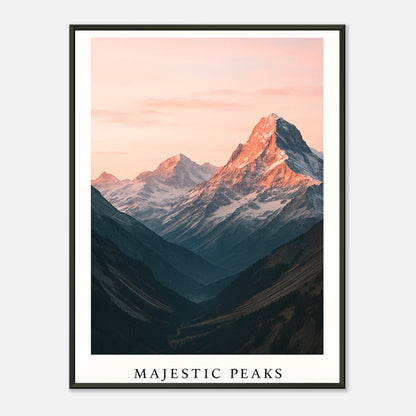 Majestic Peaks Poster – majestätische Berglandschaft im Sonnenaufgang mit sanften Pastelltönen im schwarzen Metallrahmen. Wandkunst von Defa Designs.