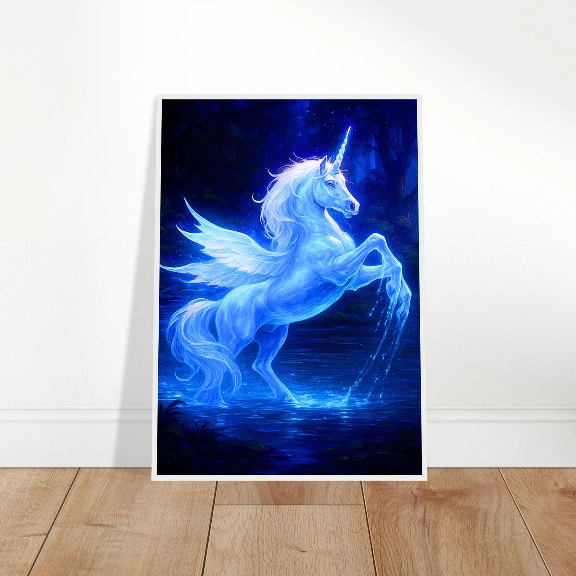 Mystical Blue Unicorn Poster an die Wand gelehnt – leuchtendes Einhorn mit Flügeln in blauer Magie, moderne und elegante Fantasy Dekoration.