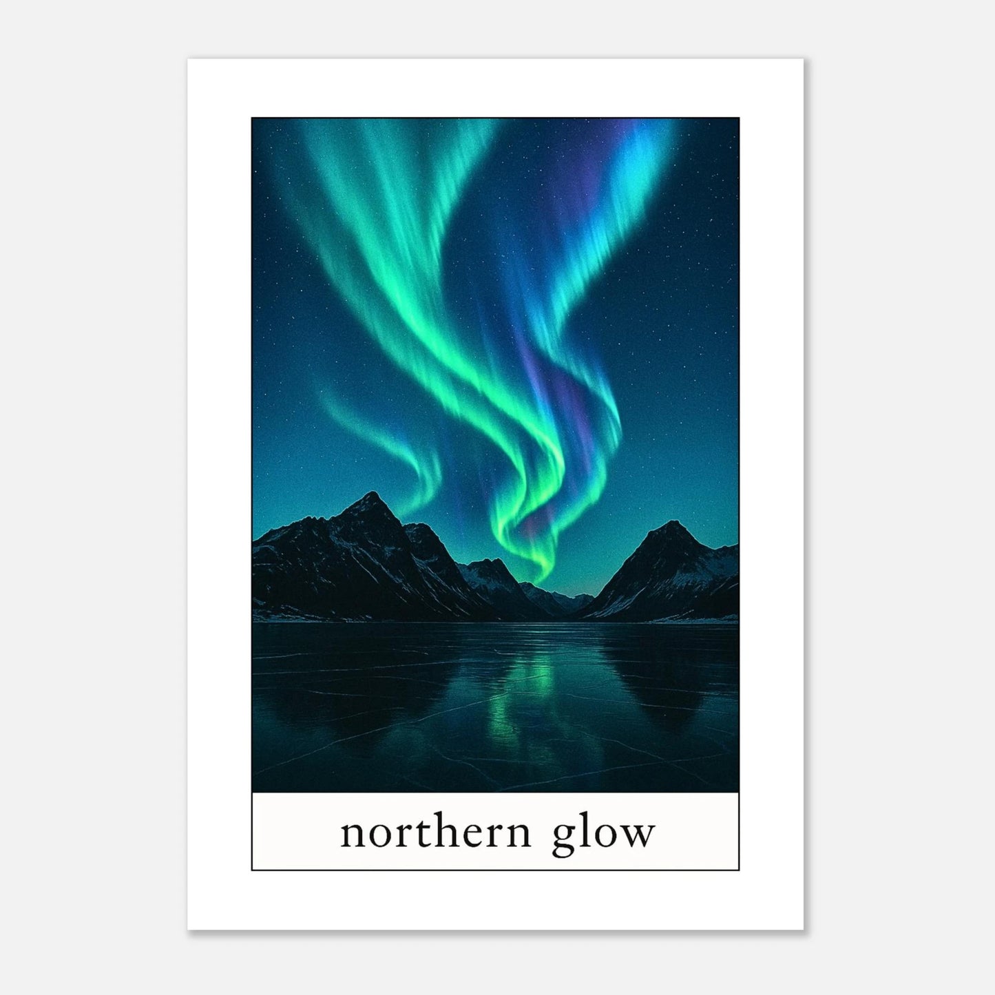 Premium Poster „Northern Glow“ – Aurora Borealis über Berglandschaft, leuchtende Nordlichter, hochwertige Wanddeko ohne Rahmen.