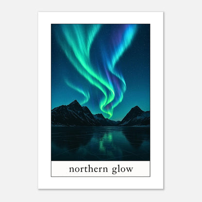 Premium Poster „Northern Glow“ – Aurora Borealis über Berglandschaft, leuchtende Nordlichter, hochwertige Wanddeko ohne Rahmen.