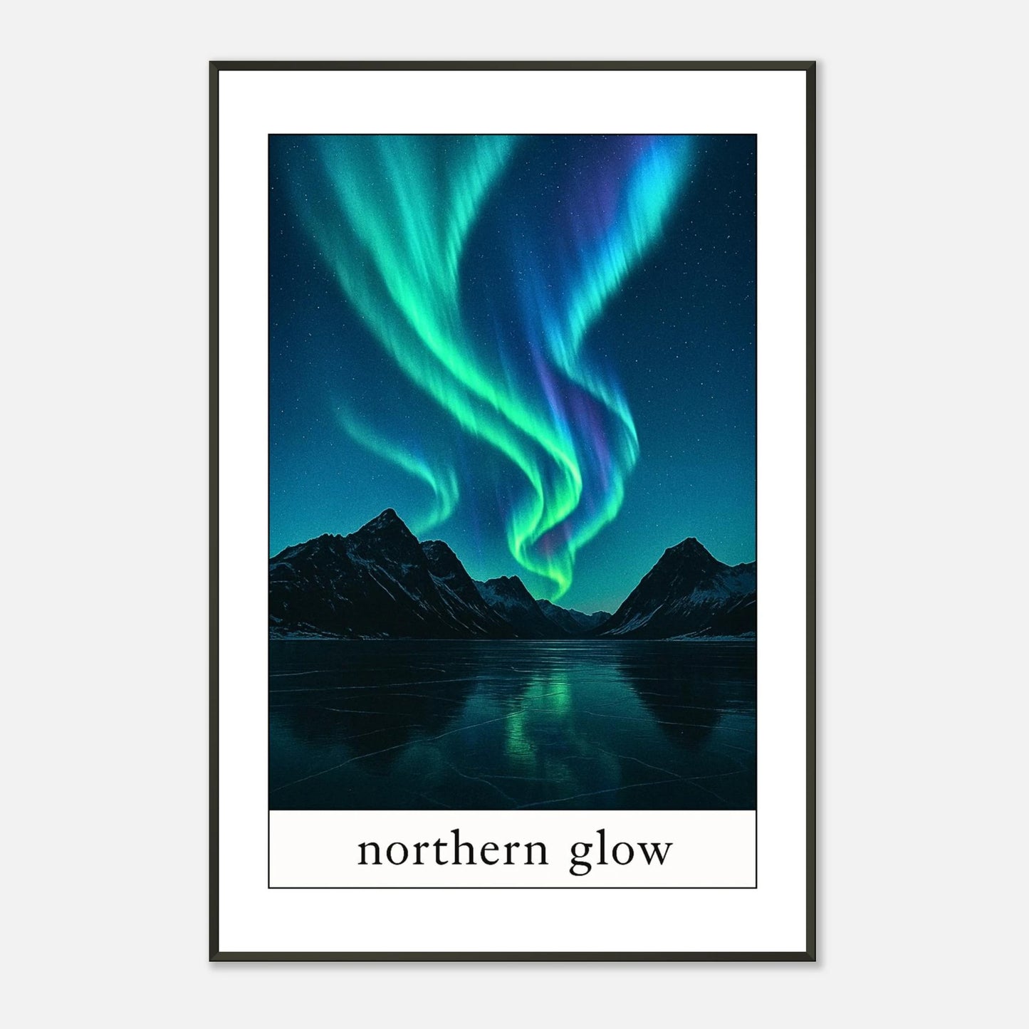Northern Glow Aurora Borealis Wandbild mit schwarzem Metallrahmen – beeindruckende Nordlicht-Szene über schneebedeckten Bergen, modernes Naturkunstwerk von Defa Designs.