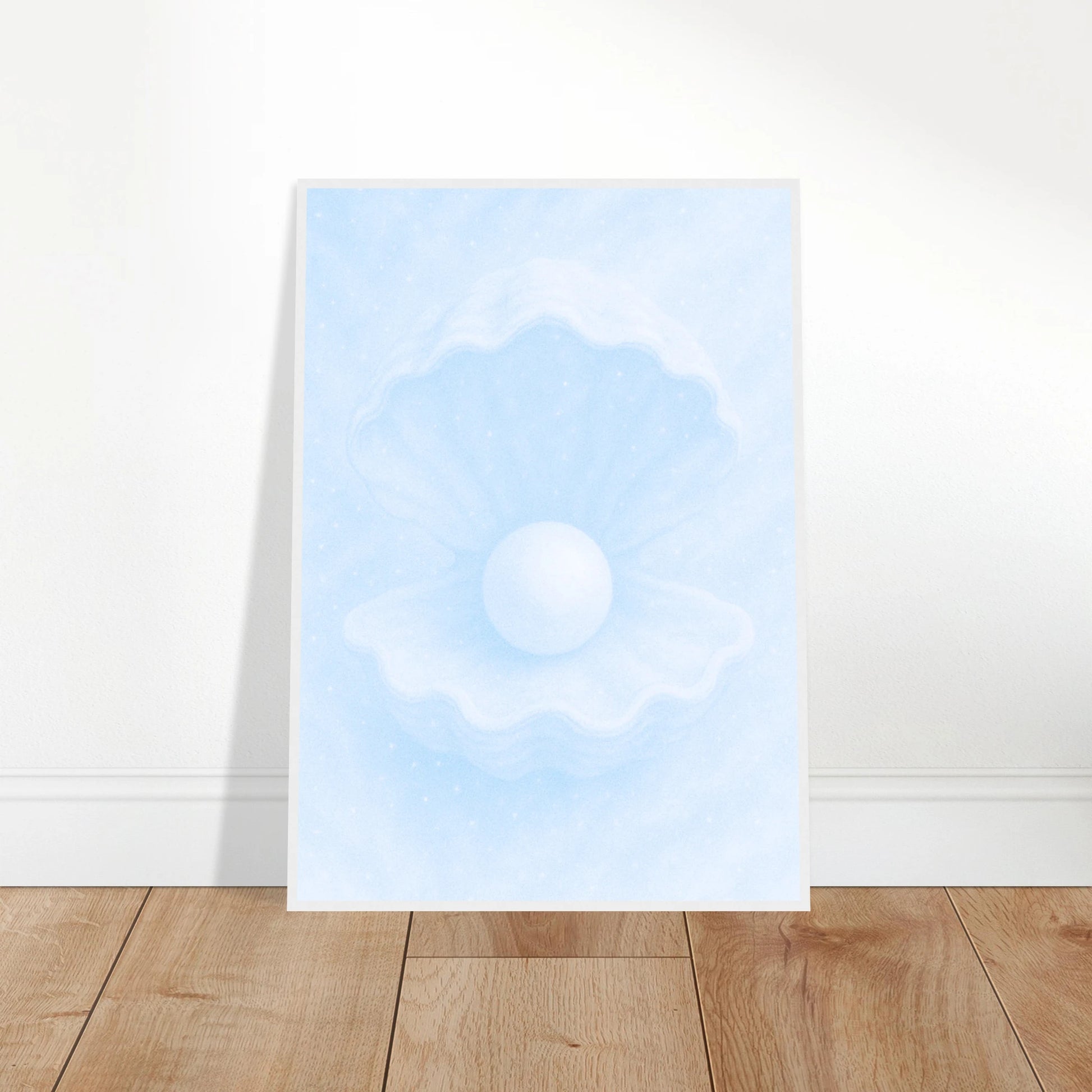 Ocean’s Secret Poster angelehnt an die Wand – moderne Muschel-Perle Kunst als stilvolle Deko.