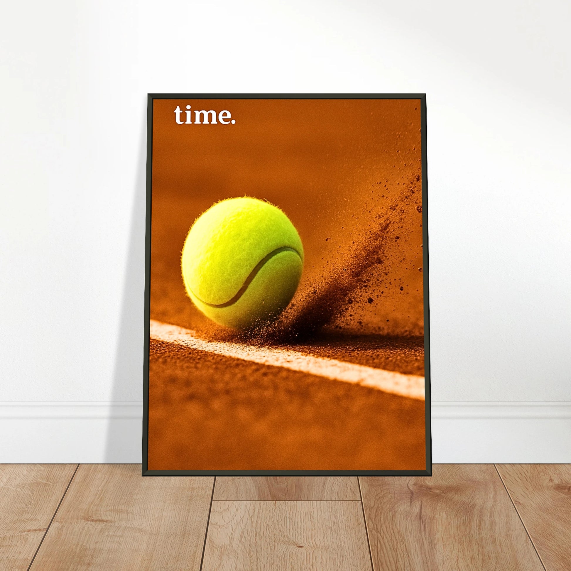 On the Line Poster an die Wand gelehnt – Tennis-Kunstdruck im schwarzen Metallrahmen, sportliche Wanddekoration | DEFA Designs