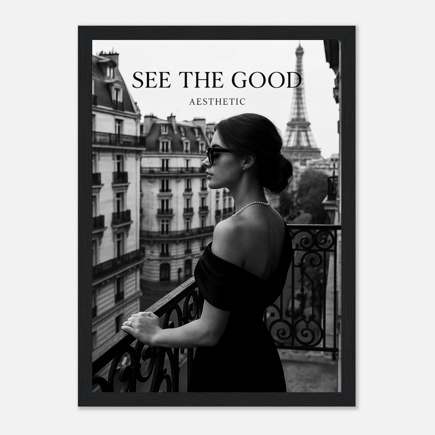 Paris Noir Poster im schwarzen Rahmen – stilvolles Schwarz-Weiß-Poster einer Frau mit Aussicht über Paris. Elegante Modefotografie Wandkunst von Defa Designs.