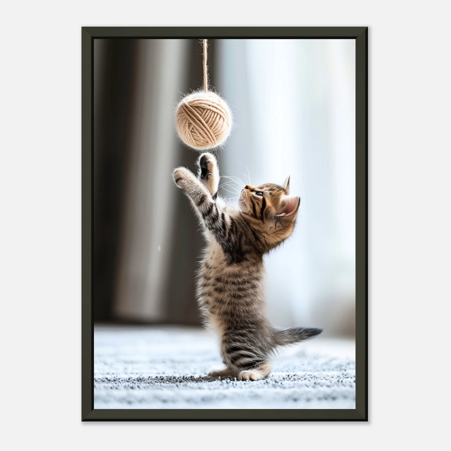 Seitenansicht des Paws & Play Posters – neugierige Katze beim Spielen mit Wollknäuel, elegante Tiefe und feine Details im schwarzen Metallrahmen.