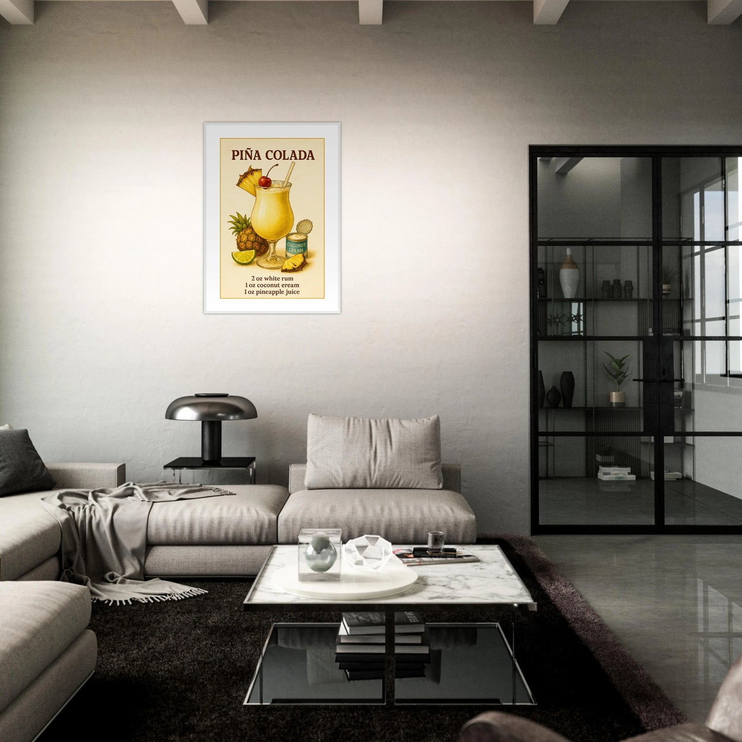 Piña Colada Poster im dunklen Wohnzimmer – modernes Cocktail-Wandbild in tropischen Farben, stilvolle Sommerdekoration für moderne Räume – von Defa Designs.