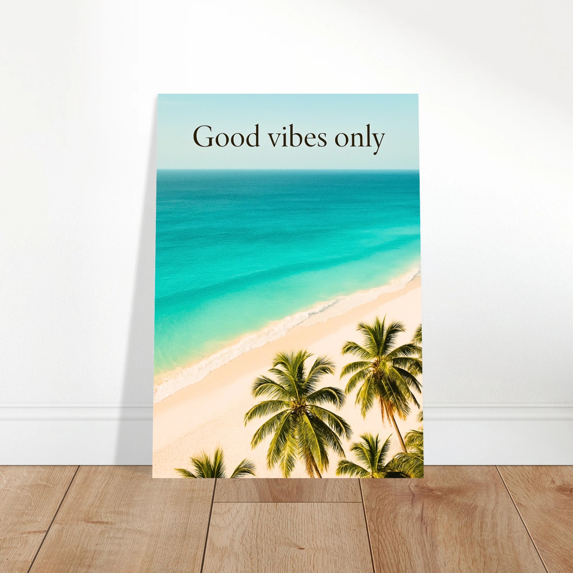 Strandposter „Good vibes only“ ohne Rahmen – locker angelehnt auf Holzboden, stilvolle und lässige Raumgestaltung