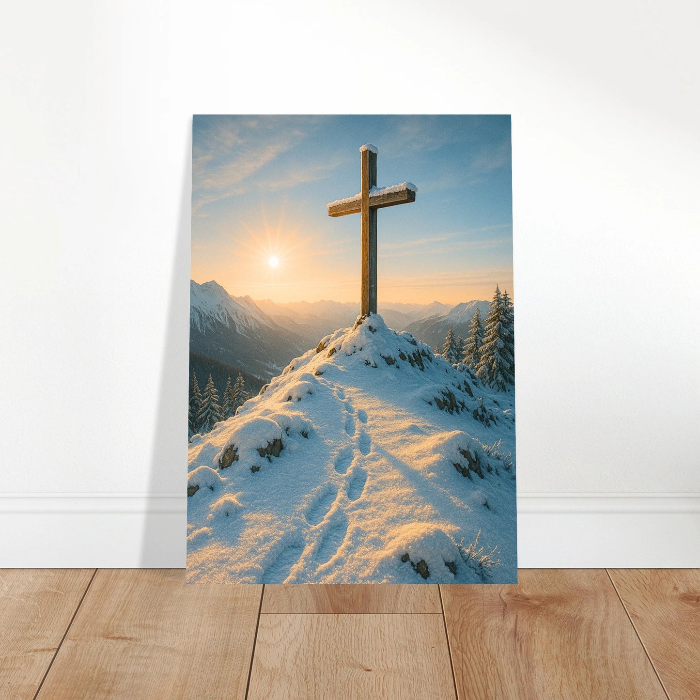 Poster mit Kreuz auf Schneehügel – „Light Over the Peaks“ angelehnt an Wand auf Holzboden, ideal für moderne Wohnräume