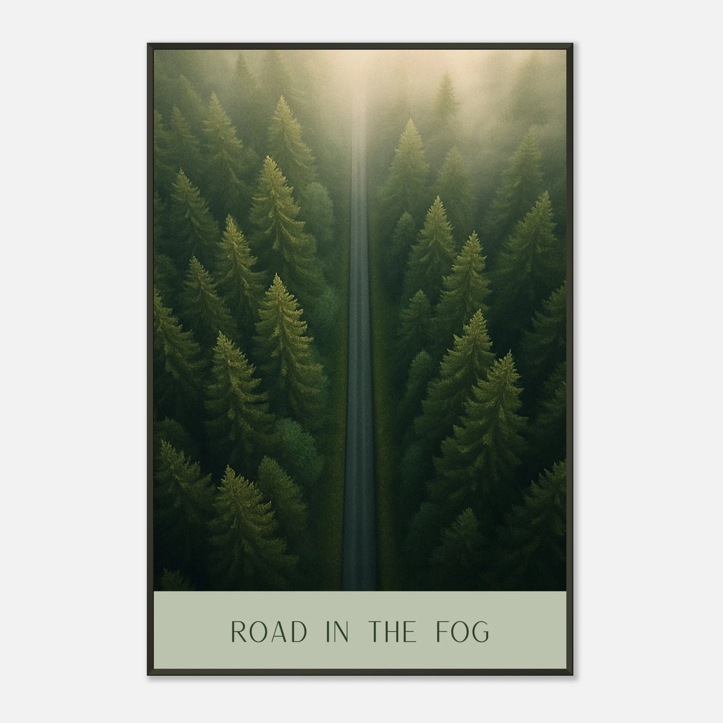 Detailaufnahme des Road in the Fog Posters – Nadelbäume im Morgennebel mit sanftem Licht und tiefem Grün.