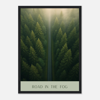 „Road in the Fog“ Poster mit nebligem Waldmotiv im schwarzen Rahmen – modernes Natur Wandbild