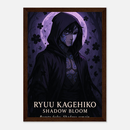 RYUU KAGEHIKO Poster im dunkelbraunen Holzrahmen – geheimnisvolle Samurai-Anime-Kunst in Schwarz und Violett. Dunkle Eleganz und tiefe Symbolik von Defa Designs.
