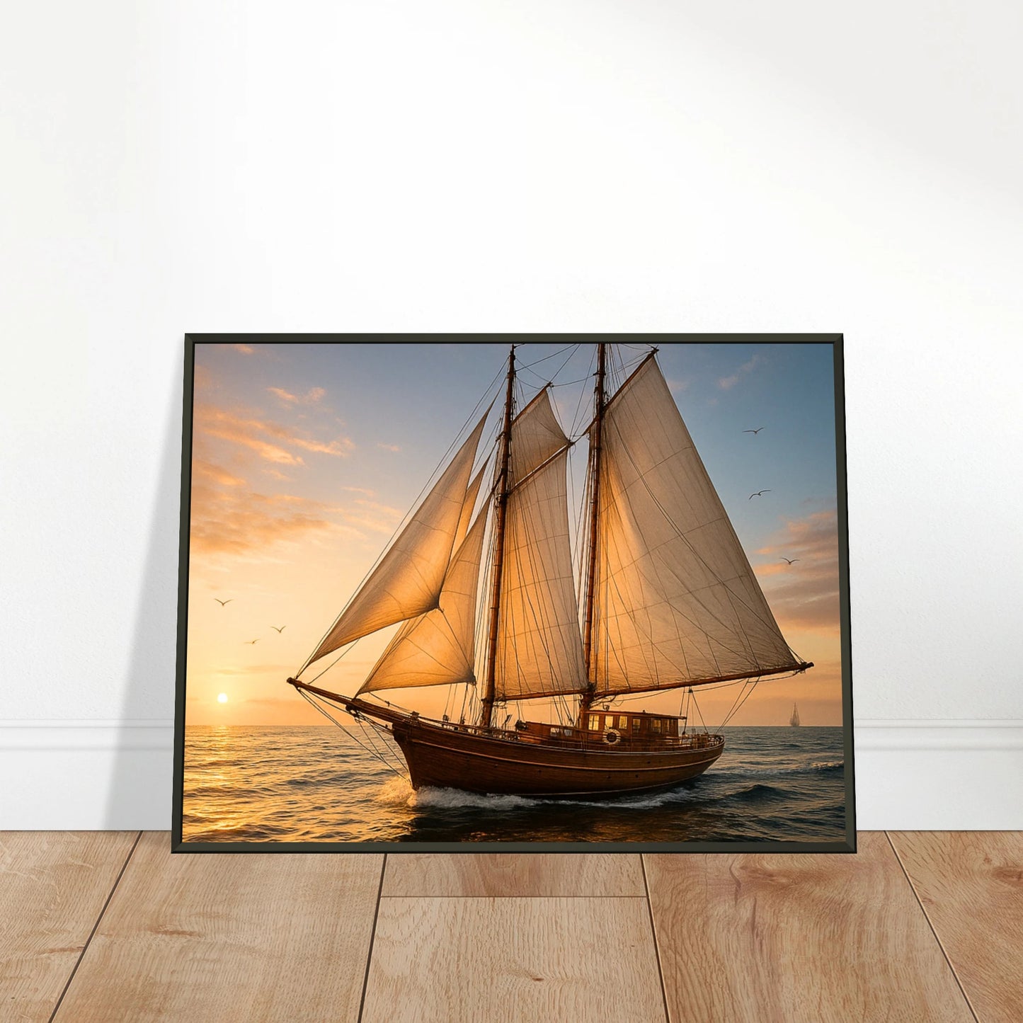Sailing into the Light Poster an die Wand gelehnt – Segelboot im Sonnenuntergang auf hellem Holzboden, elegantes maritimes Wandbild.