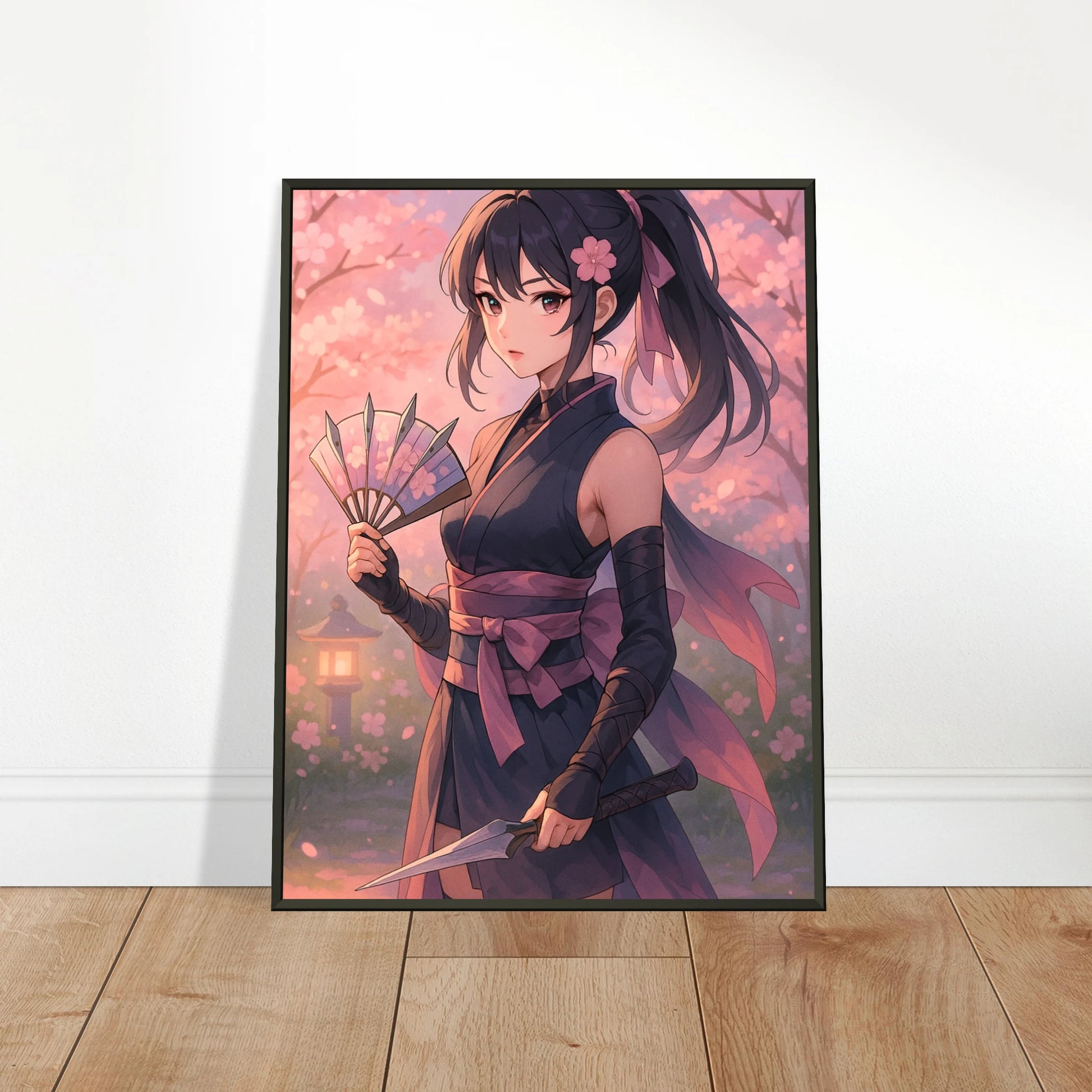 Sakura Kurenai Anime Poster – Samurai Kriegerin mit Fächer und Katana – im schwarzen Metallrahmen elegant an die Wand gelehnt, hochwertige japanische Wandkunst von Defa Designs.
