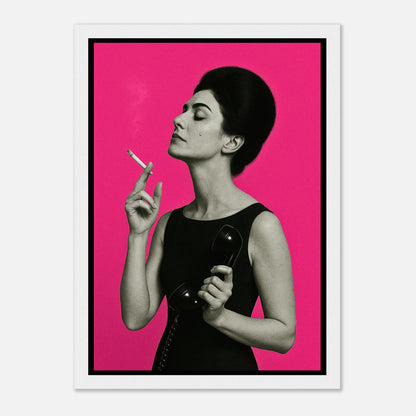 Smoke & Silence Pop Art Poster im weißen Rahmen – modernes Modekunstwerk mit pinkem Hintergrund. Minimalistisch und ausdrucksstark – ideales Wandbild für Designliebhaber – von Defa Designs.