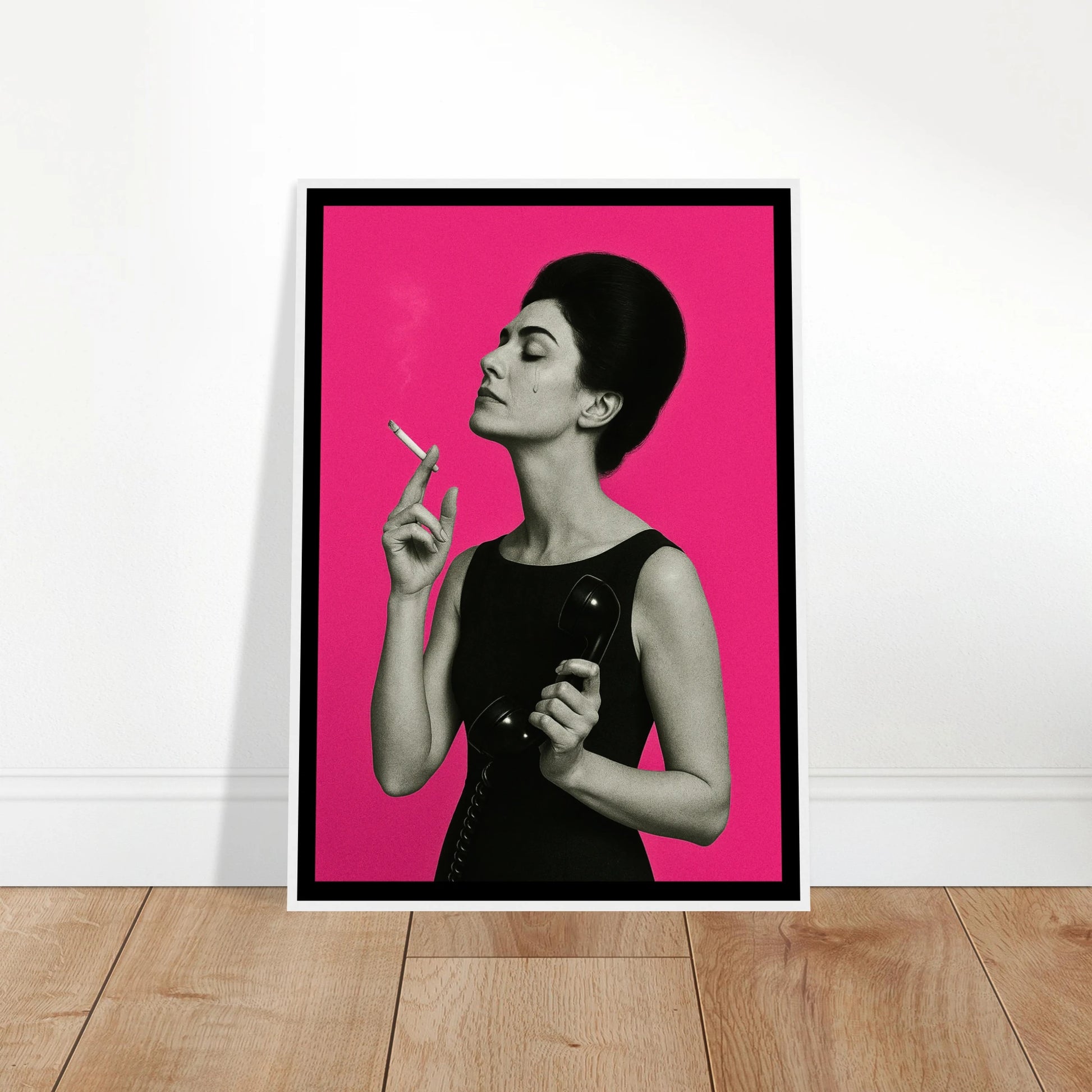 Smoke & Silence Poster an die Wand gelehnt – kräftiges Pop-Art-Wandbild mit pinkem Akzent. Perfekte Kunstdekoration für Wohnzimmer, Studios oder moderne Lofts – von Defa Designs.
